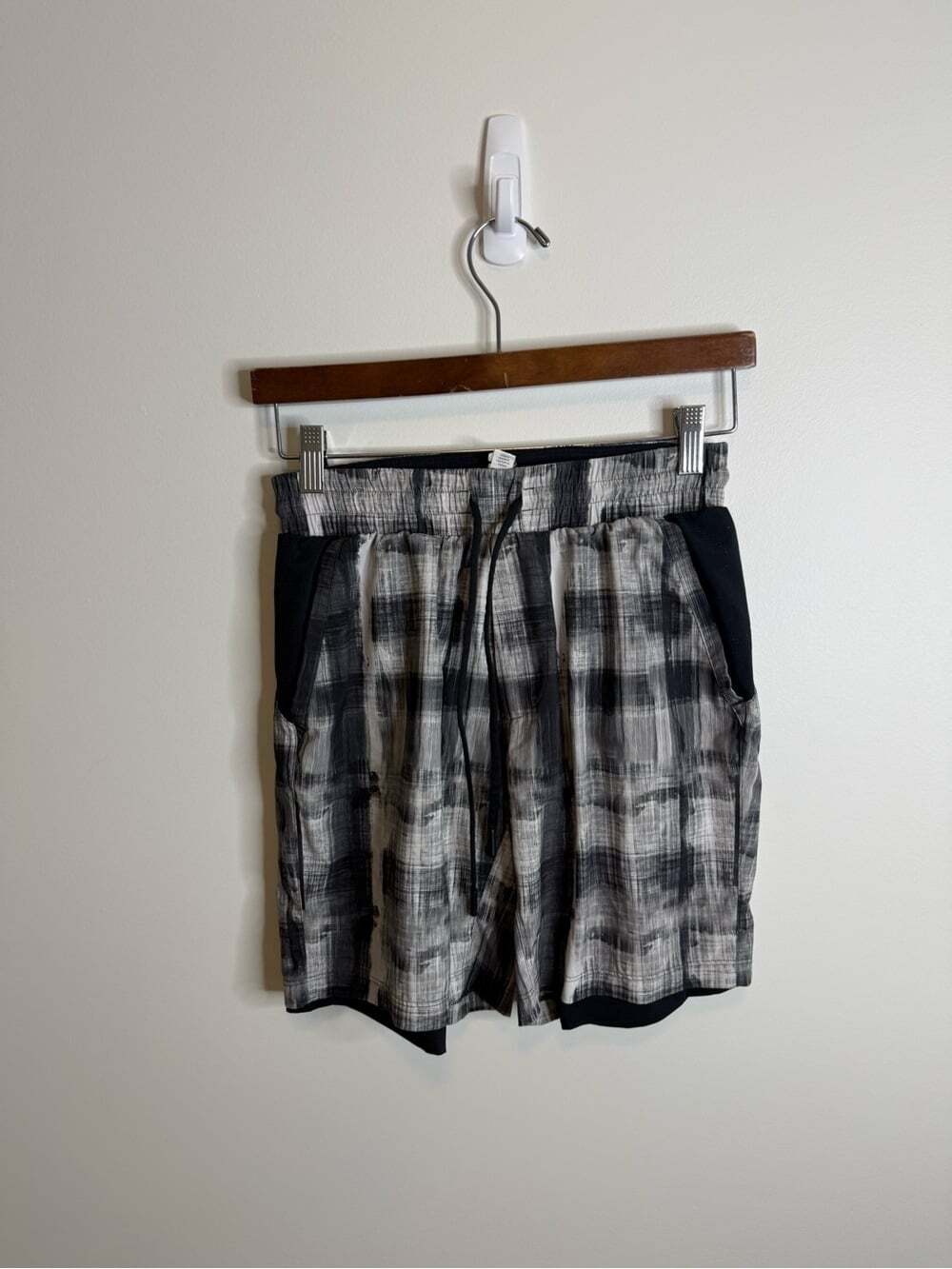 lululemon athletica Black and Gray Plaid Performance Shorts size small